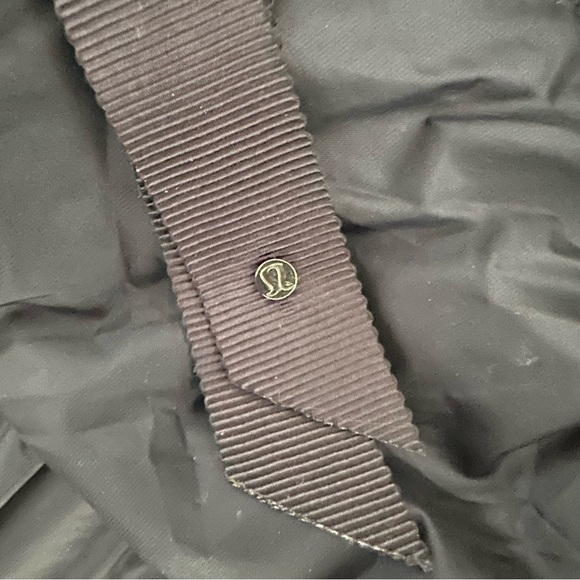 Lululemon ‘The Fluffiest Vest’ (Navy Blue/Cypress Plaid) Reversible Down Vest - Picture 4 of 16